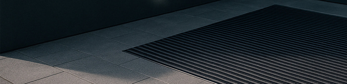 Rutschfeste Eingangsmatte in Bodenvertiefung auf gefliestem Untergrund – effektive Schmutzfangmatte für Eingangsbereiche in Gebäuden