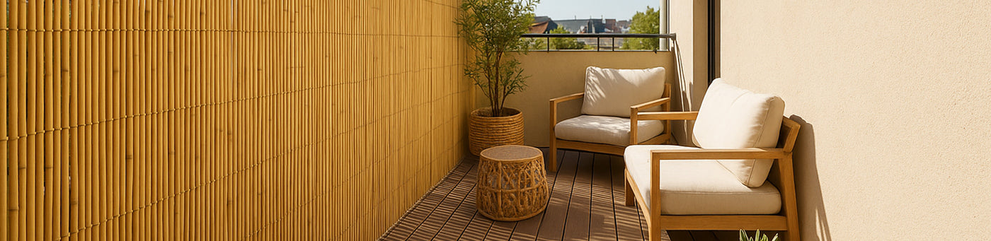 Bambus-Sichtschutz auf einem sonnigen Balkon mit gemütlicher Sitzecke und Pflanzendekoration