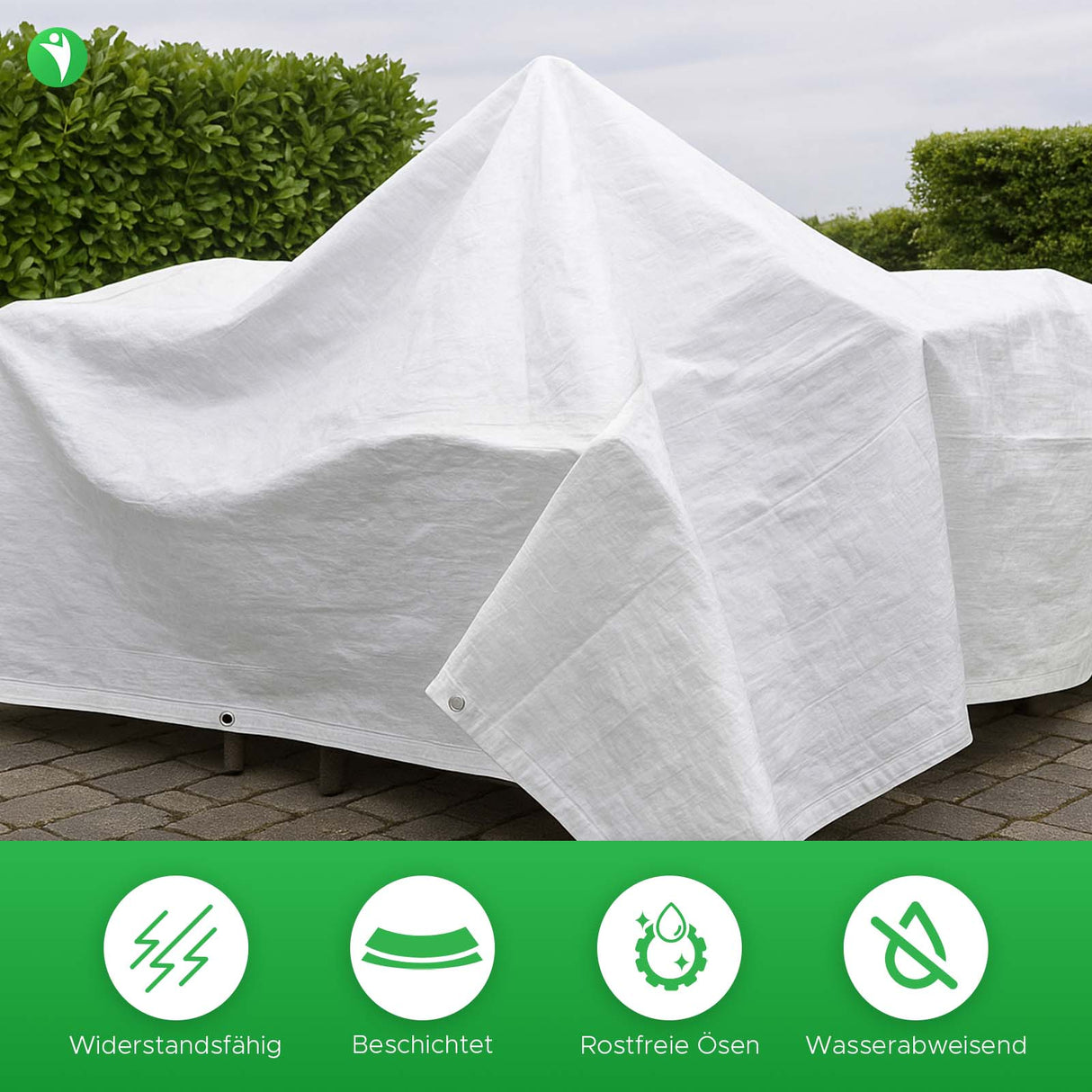 Abdeckplane Hobby in Anwendung. Weiße Plane deckt Gartenmöbel ab