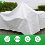 Abdeckplane Hobby in Anwendung. Weiße Plane deckt Gartenmöbel ab