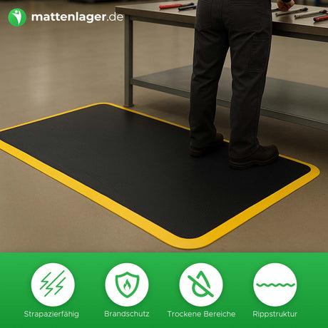 Antiermüdungsmatte Ergosoft Ripp in Anwendung in einer Werkstatt. Handwerker steht auf der Matte 