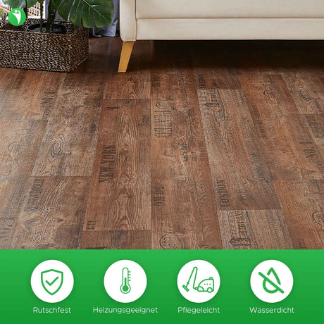 PVC Bodenbelag NAVIO in Anwendung. Couch und Pflanze auf dem Bodenbelag