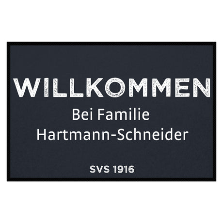 Fußmatte SVS-FANMATTE - Design "Willkommen bei Familie XY" - personalisierbar | Anthrazit/Weiß