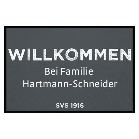 Fußmatte SVS-FANMATTE - Design "Willkommen bei Familie XY" - personalisierbar | Dunkelgrau/Weiß