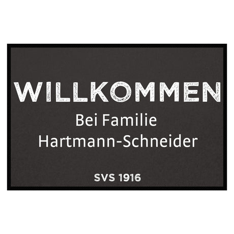 Fußmatte SVS-FANMATTE - Design "Willkommen bei Familie XY" - personalisierbar | Schiefer/Weiß